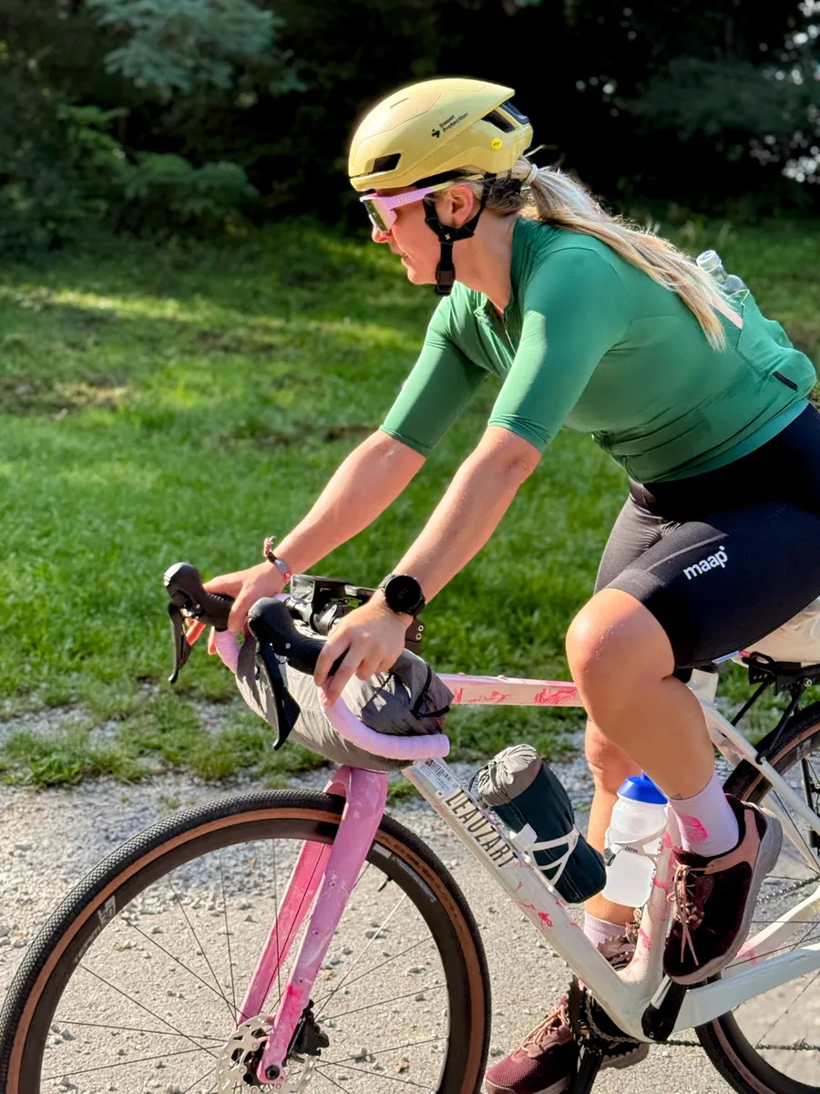 Flo na ręcznie malowanym rowerze