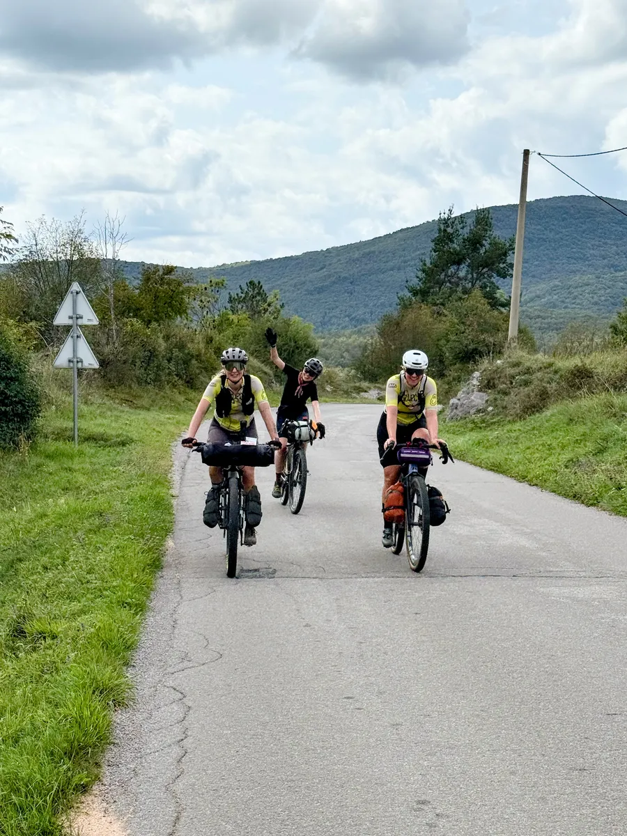 Dojeżdżamy do baru w Vele Mune