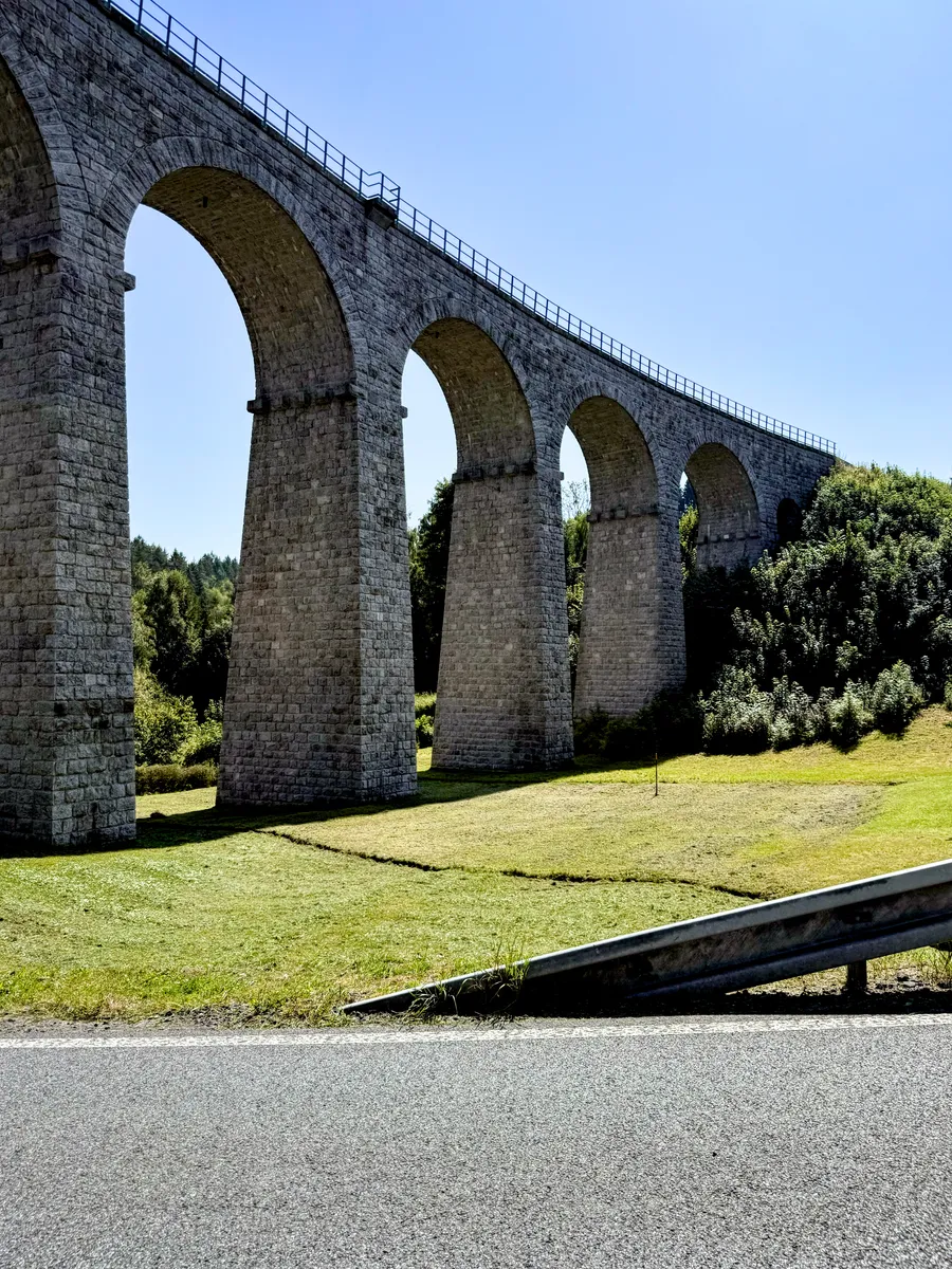Wiadukt gdzieś na pogórzu
